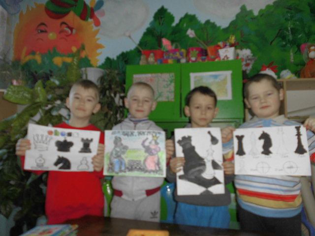 Дети рисуют шахматы. Участвуют в муниципальном проекте