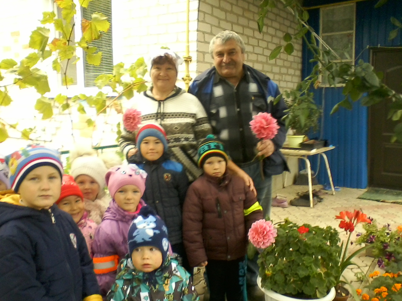 Дети дарили цветы пожилым людям нашего села